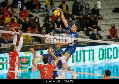 Ravenna, Italien. November 2021. Giovanni Sanguinetti (Modena) attackiert während des Consar Ravenna gegen Leo Shoes Modena, Volleyball Italienische Serie A Männer Superliga Meisterschaft in Ravenna, Italien, November 07 2021 Quelle: Independent Photo Agency/Alamy Live News Stockfoto