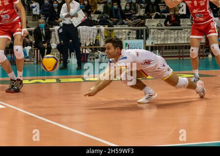 Ravenna, Italien. November 2021. Riccardo Goi (Ravenna) graben während Consar Ravenna vs Leo Shoes Modena, Volleyball Italienische Serie A Männer Superleague Championship in Ravenna, Italien, November 07 2021 Quelle: Independent Photo Agency/Alamy Live News Stockfoto