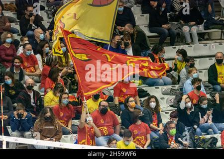 Ravenna, Italien. November 2021. Ravenna-Fans während des Consar Ravenna gegen Leo Shoes Modena, Volleyball Italienische Serie A Männer Superliga Meisterschaft in Ravenna, Italien, November 07 2021 Quelle: Independent Photo Agency/Alamy Live News Stockfoto