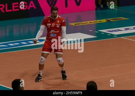 Ravenna, Italien. November 2021. Jubel von Aleksandar Ljatov (Ravenna) während des Consar Ravenna gegen Leo Shoes Modena, Volleyball Italienische Serie A Männer Superliga Meisterschaft in Ravenna, Italien, November 07 2021 Quelle: Independent Photo Agency/Alamy Live News Stockfoto