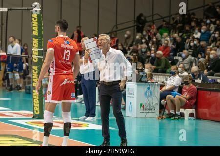 Ravenna, Italien. November 2021. Emanuele Zanini Cheftrainer von Ravenna während Consar Ravenna vs Leo Shoes Modena, Volleyball Italienische Serie A Männer Superliga Meisterschaft in Ravenna, Italien, November 07 2021 Quelle: Independent Photo Agency/Alamy Live News Stockfoto