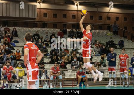 Ravenna, Italien. November 2021. Mattia Orioli (Ravenna) dienen während Consar Ravenna vs Leo Shoes Modena, Volleyball Italienische Serie A Männer Superliga Meisterschaft in Ravenna, Italien, November 07 2021 Quelle: Independent Photo Agency/Alamy Live News Stockfoto