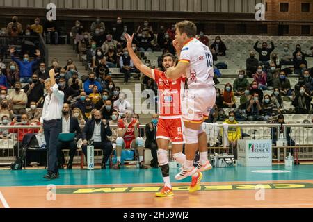 Ravenna, Italien. November 2021. Jubel Ravenna während des Consar Ravenna vs Leo Shoes Modena, Volleyball Italienische Serie A Männer Superliga Meisterschaft in Ravenna, Italien, November 07 2021 Kredit: Unabhängige Fotoagentur/Alamy Live News Stockfoto