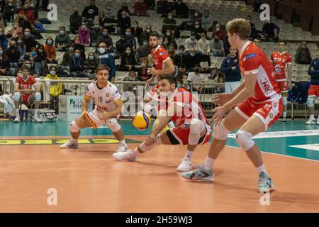 Ravenna, Italien. November 2021. Marko Vukasinovic (Ravenna) empfängt während des Consar Ravenna vs Leo Shoes Modena, Volleyball Italoische Serie A Männer Superleague Championship in Ravenna, Italien, November 07 2021 Quelle: Independent Photo Agency/Alamy Live News Stockfoto