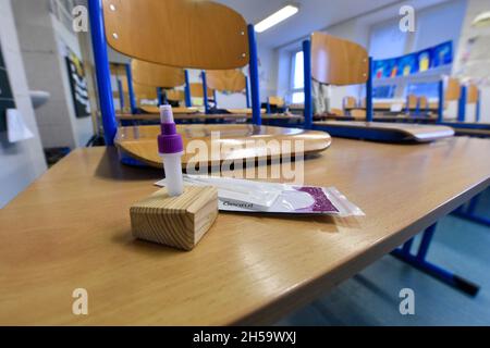 Hlucin, Tschechische Republik. November 2021. COVID-Prüfung der Schüler an der Grundschule in Hlucin, Tschechische Republik, 8. November 2021. Die Coronavirus-Epidemie nimmt zu und ab Samstag überstiegen 61 Bezirke 300 neue Infektionsfälle pro 100,000 Einwohner in sieben Tagen, die das Ministerium als Kriterium für COVID-Tests an Schulen festgelegt hat, weitere Bezirke werden nicht in die Antigentests einbezogen. Kredit: Jaroslav Ozana/CTK Foto/Alamy Live Nachrichten Stockfoto