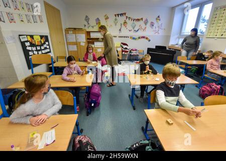 Hlucin, Tschechische Republik. November 2021. COVID-Prüfung der Schüler an der Grundschule in Hlucin, Tschechische Republik, 8. November 2021. Die Coronavirus-Epidemie nimmt zu und ab Samstag überstiegen 61 Bezirke 300 neue Infektionsfälle pro 100,000 Einwohner in sieben Tagen, die das Ministerium als Kriterium für COVID-Tests an Schulen festgelegt hat, weitere Bezirke werden nicht in die Antigentests einbezogen. Kredit: Jaroslav Ozana/CTK Foto/Alamy Live Nachrichten Stockfoto