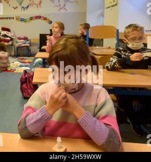 Hlucin, Tschechische Republik. November 2021. COVID-Prüfung der Schüler an der Grundschule in Hlucin, Tschechische Republik, 8. November 2021. Die Coronavirus-Epidemie nimmt zu und ab Samstag überstiegen 61 Bezirke 300 neue Infektionsfälle pro 100,000 Einwohner in sieben Tagen, die das Ministerium als Kriterium für COVID-Tests an Schulen festgelegt hat, weitere Bezirke werden nicht in die Antigentests einbezogen. Kredit: Jaroslav Ozana/CTK Foto/Alamy Live Nachrichten Stockfoto