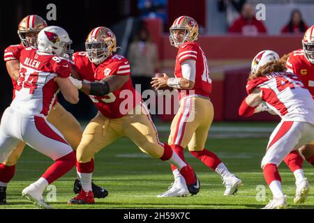 Jimmy Garoppolo (10) bereitet sich darauf vor, im ersten Viertel der Arizona Cardinals in San Francisco, Tuesda, den Fußball zu bestehen Stockfoto