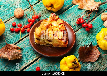 Köstlicher herbstlicher Quitte. Herbstgebäck auf Holztisch Stockfoto