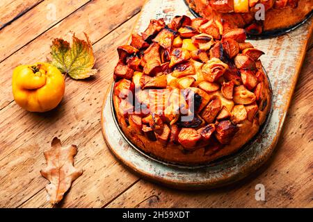 Leckere Herbstkuchen oder Torte mit Quitte auf rustikalem Holztisch Stockfoto