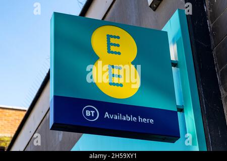 Kingston upon Thames London England UK November 5 2021, EE Mobile Phone Network Shop Front Signage and Logo with No People Stockfoto