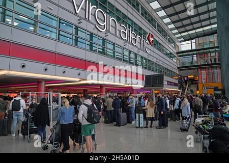 Die Passagiere stehen am T3 des Flughafens London Heathrow in der Schlange, da die USA ihre Grenzen für britische Besucher wieder öffnen, was den Reisesektor erheblich ankurbeln wird. Tausende von Reisenden starten zu lang erwarteten Treffen mit Familie und Freunden auf transatlantische Flüge. Bilddatum: Montag, 8. November 2021. Stockfoto