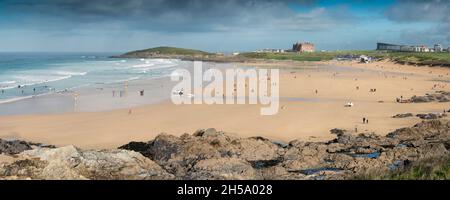 Ein Panoramablick auf den Fistral Beach bei Ebbe von South Fistral in Newquay in Cornwall aus gesehen. Stockfoto