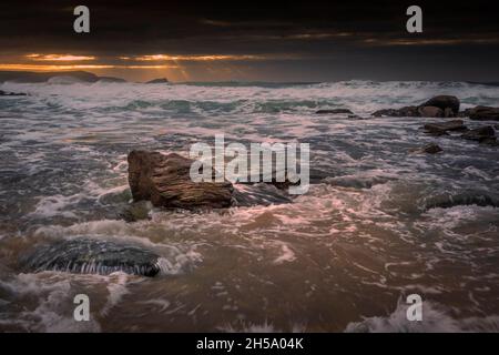 Abendlicht bei ankommender Flut am abgeschiedenen Little Fistral Beach an der Küste von Newquay in Cornwall. Stockfoto