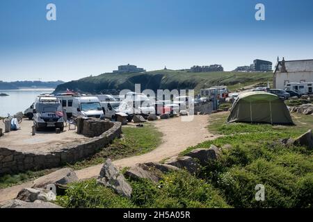 Transporter und wilde Camper verursachen Parkprobleme auf Towan Head in Newquay in Cornwall. Stockfoto