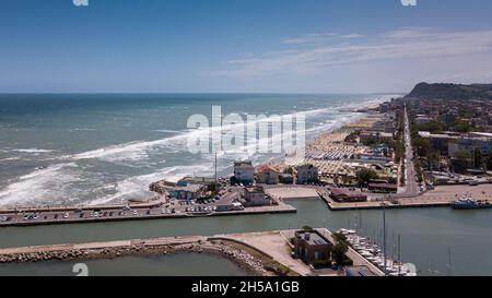 Luftaufnahme des Hafens von Pesaro in den Marken, mit dem Meer, Felsen und Stränden in Italien Stockfoto