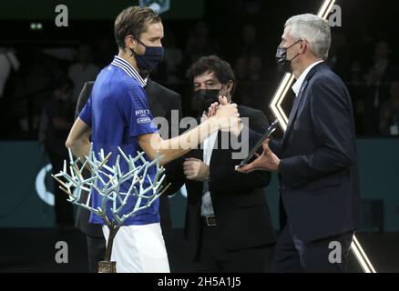 Finalist Daniil Medvedev aus Russland, Präsident des französischen Tennisverbands FFT Gilles Moretton bei der Trophäenzeremonie des Rolex Paris Masters 2021 Finales, eines ATP Masters 1000 Tennisturniers am 7. November 2021 in der Accor Arena in Paris, Frankreich - Foto: Jean Catuffe/DPPI/LiveMedia Stockfoto