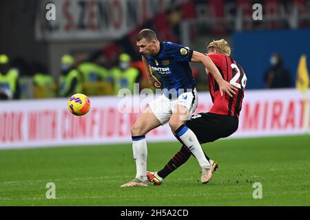 Mailand, Italien. November 2021. Edin Dzeko (Inter)Simon Kjaer (Mailand) während des italienischen "Serie A"-Spiels zwischen Milan 1-1 Inter im Giuseppe-Meazza-Stadion am 07. November 2021 in Mailand, Italien. Quelle: Maurizio Borsari/AFLO/Alamy Live News Stockfoto