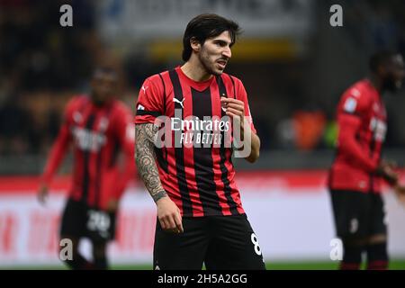 Mailand, Italien. November 2021. Sandro Tonali (Mailand) während des italienischen "Serie A"-Spiels zwischen Milan 1-1 Inter im Giuseppe Meazza-Stadion am 07. November 2021 in Mailand, Italien. Quelle: Maurizio Borsari/AFLO/Alamy Live News Stockfoto