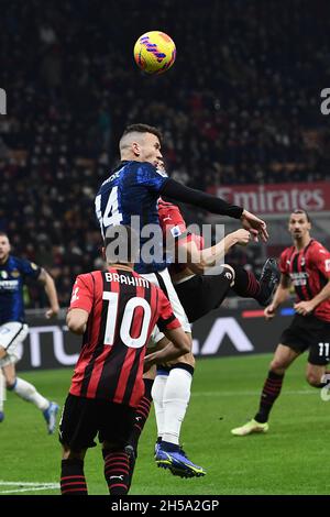 Mailand, Italien. November 2021. Ivan Perisic (Inter)Brahim Diaz (Mailand) während des italienischen "Serie A"-Spiels zwischen Milan 1-1 Inter im Giuseppe-Meazza-Stadion am 07. November 2021 in Mailand, Italien. Quelle: Maurizio Borsari/AFLO/Alamy Live News Stockfoto