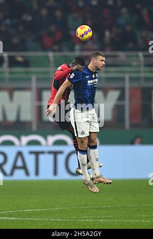 Mailand, Italien. November 2021. Edin Dzeko (Inter)Fikayo Tomori (Mailand) während des italienischen "Serie A"-Spiels zwischen Milan 1-1 Inter im Giuseppe-Meazza-Stadion am 07. November 2021 in Mailand, Italien. Quelle: Maurizio Borsari/AFLO/Alamy Live News Stockfoto