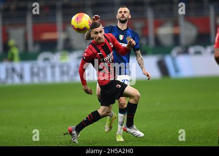 Mailand, Italien. November 2021. Alexis Saelemaekers (Mailand)Marcelo Brozovic (Inter) während des italienischen "Serie A"-Spiels zwischen Mailand 1-1 Inter im Giuseppe Meazza-Stadion am 07. November 2021 in Mailand, Italien. Quelle: Maurizio Borsari/AFLO/Alamy Live News Stockfoto