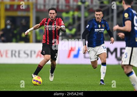 Mailand, Italien. November 2021. Davide Calabria (Mailand)Ivan Perisic (Inter) während des italienischen "Serie A"-Spiels zwischen Mailand 1-1 Inter im Giuseppe Meazza-Stadion am 07. November 2021 in Mailand, Italien. Quelle: Maurizio Borsari/AFLO/Alamy Live News Stockfoto