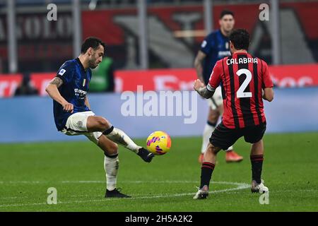 Mailand, Italien. November 2021. Lautaro Martinez (Inter)Davide Calabria (Mailand) während des italienischen "Serie A"-Spiels zwischen Milan 1-1 Inter im Giuseppe-Meazza-Stadion am 07. November 2021 in Mailand, Italien. Quelle: Maurizio Borsari/AFLO/Alamy Live News Stockfoto