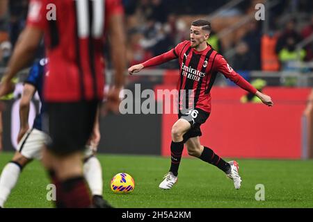 Mailand, Italien. November 2021. Alexis Saelemaekers (Mailand) während des italienischen "Serie A"-Spiels zwischen Milan 1-1 Inter im Giuseppe Meazza-Stadion am 07. November 2021 in Mailand, Italien. Quelle: Maurizio Borsari/AFLO/Alamy Live News Stockfoto