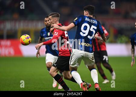 Mailand, Italien. November 2021. Alexis Saelemaekers (Mailand)Alessandro Bastoni (Inter) während des italienischen "Serie A"-Spiels zwischen Mailand 1-1 Inter im Giuseppe Meazza-Stadion am 07. November 2021 in Mailand, Italien. Quelle: Maurizio Borsari/AFLO/Alamy Live News Stockfoto