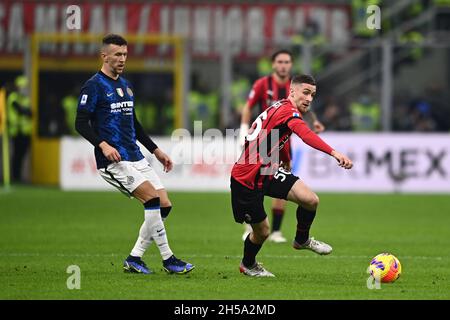 Mailand, Italien. November 2021. Alexis Saelemaekers (Mailand)Ivan Perisic (Inter) während des italienischen "Serie A"-Spiels zwischen Mailand 1-1 Inter im Giuseppe Meazza-Stadion am 07. November 2021 in Mailand, Italien. Quelle: Maurizio Borsari/AFLO/Alamy Live News Stockfoto