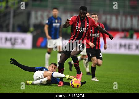 Mailand, Italien. November 2021. Tiemoue Bakayoko (Mailand)Alexis Sanchez (Inter) während des italienischen "Serie A"-Spiels zwischen Mailand 1-1 Inter im Giuseppe Meazza-Stadion am 07. November 2021 in Mailand, Italien. Quelle: Maurizio Borsari/AFLO/Alamy Live News Stockfoto