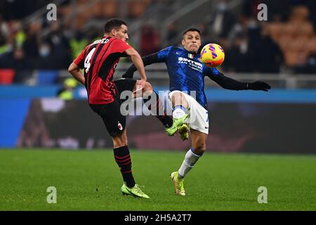 Mailand, Italien. November 2021. Ismael Bennacer (Mailand)Alexis Sanchez (Inter) während des italienischen "Serie A"-Spiels zwischen Milan 1-1 Inter im Giuseppe-Meazza-Stadion am 07. November 2021 in Mailand, Italien. Quelle: Maurizio Borsari/AFLO/Alamy Live News Stockfoto