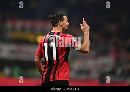 Mailand, Italien. November 2021. Zlatan Ibrahimovic (Mailand) während des italienischen Spiels „Serie A“ zwischen Milan 1-1 Inter im Giuseppe Meazza Stadium am 07. November 2021 in Mailand, Italien. Quelle: Maurizio Borsari/AFLO/Alamy Live News Stockfoto