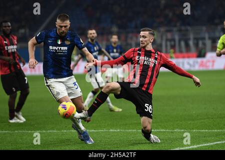 Mailand, Italien. November 2021. Milan Skriniar (Inter)Alexis Saelemaekers (Mailand) während des italienischen "Serie A"-Spiels zwischen Milan 1-1 Inter im Giuseppe Meazza-Stadion am 07. November 2021 in Mailand, Italien. Quelle: Maurizio Borsari/AFLO/Alamy Live News Stockfoto