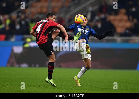 Mailand, Italien. November 2021. Ismael Bennacer (Mailand)Alexis Sanchez (Inter) während des italienischen "Serie A"-Spiels zwischen Milan 1-1 Inter im Giuseppe-Meazza-Stadion am 07. November 2021 in Mailand, Italien. Quelle: Maurizio Borsari/AFLO/Alamy Live News Stockfoto