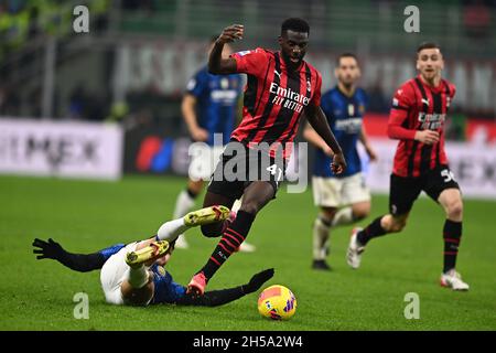 Mailand, Italien. November 2021. Tiemoue Bakayoko (Mailand)Alexis Sanchez (Inter) während des italienischen "Serie A"-Spiels zwischen Mailand 1-1 Inter im Giuseppe Meazza-Stadion am 07. November 2021 in Mailand, Italien. Quelle: Maurizio Borsari/AFLO/Alamy Live News Stockfoto