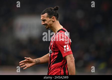 Mailand, Italien. November 2021. Zlatan Ibrahimovic (Mailand) während des italienischen Spiels „Serie A“ zwischen Milan 1-1 Inter im Giuseppe Meazza Stadium am 07. November 2021 in Mailand, Italien. Quelle: Maurizio Borsari/AFLO/Alamy Live News Stockfoto