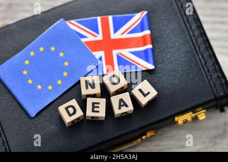 Aktenkoffer mit den Fahnen der Europäischen Union und Großbritannien und dem Schriftzug No Deal, Symbolfoto Brexit Stockfoto