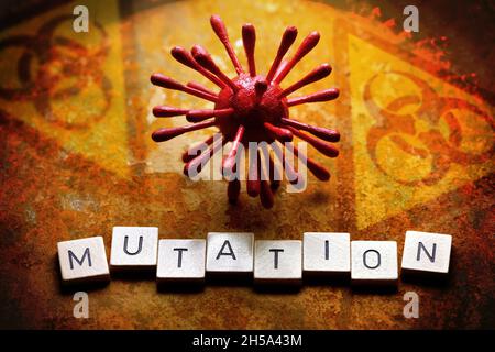 FOTOMONTAGE, Coronavirus-Modell und Schriftzug Mutation, Symbolfoto Virus-Mutation Stockfoto