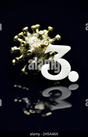 Coronavirus-Modell mit der Zahl 3, Symbolfoto dritte Infektionswelle Stockfoto