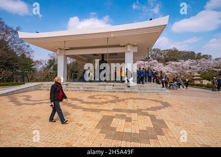 31. März 2019: Gyeongju, Südkorea - Besucher rund um die Glocke von König Seongdeok auf dem Gelände des Gyeongju National Museum. Stockfoto