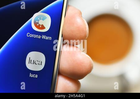 Corona-Warn App und Luca App auf einem Handy Stockfoto