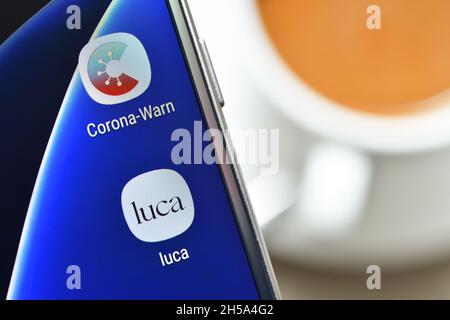 Corona-Warn App und Luca App auf einem Handy Stockfoto