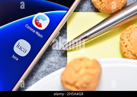 Corona-Warn App und Luca App auf einem Handy Stockfoto