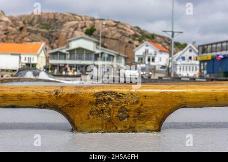 Smögen, Schweden - 9. Juni 2021: Ein Teil eines alten Holzbootes mit verschwommenem Hintergrund Stockfoto