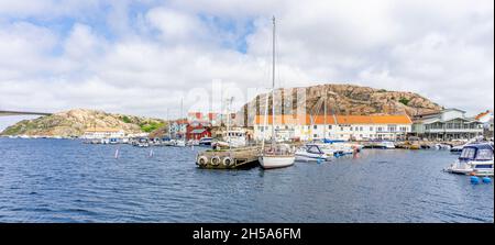 Smögen, Schweden - 9. Juni 2021: Innere Bucht in Smögen mit Gebäude im Hintergrund und Segelbooten in der Meeresbucht Stockfoto