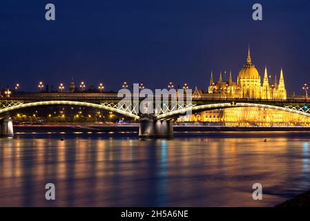 Margaretenbrücke und Parlamentsgebäude in Budapest bei Nacht Stockfoto