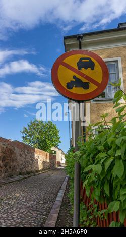 Vadstena, Schweden - 23. Mai 2021: Verkehrsverbotsschild in kleiner schwedischer Stadt, das sowohl Autos als auch Motorrädern das Durchfahren untersagt Stockfoto