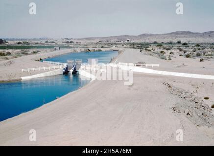 Der Wellton-Mohawk-Kanal, in der Nähe von Yuma, Arizona, USA, in den frühen 1950er Jahren. Hier ist jetzt eine Kanalweichen ‘Wasser. Das Wellton-Mohawk Bewässerungs- und Entwässerungsgebiet liegt im Südwesten von Arizona, östlich von Yuma, das zwischen 1949 und 1957 erbaut wurde. Es ermöglicht die Bewässerung im Lower Gila Valley mit Wasser vom Colorado River über den Gila Canal zum Wellton-Mohawk Canal, wo es etwa 160 Meter bis zum Quellwasser gepumpt wird – ein Vintage-Foto aus den 1950er Jahren. Stockfoto